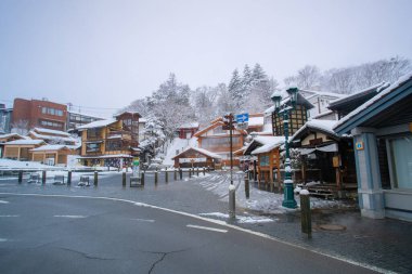 Kusatsu, Gunma, Japonya - 6 Mart 2024 - Japonya 'nın en ünlü sıcak su tesislerinden biri olan Kusatsu kasabası manzarası, Gunma