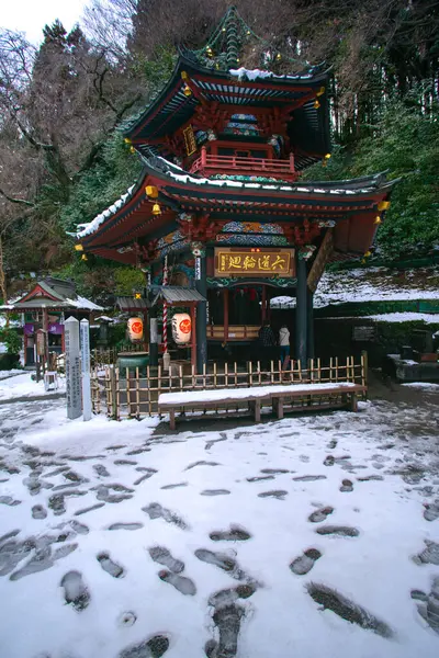 Ikaho, Gunma - 6 Mart 2024 - 1300 yıl önce Kannon 'a adanmış bir tapınak olan Mizusawa Kannon Tapınağı' nın manzarası, üç kez dönen iki katlı altıgen pagoda ile iyi şans getirir.