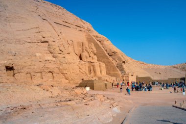 Aswan, Mısır - 23 Aralık 2022 - 2. Ramses Tapınağı 'nın girişindeki Abu Simbel tapınaklarını ziyaret eden turistler
