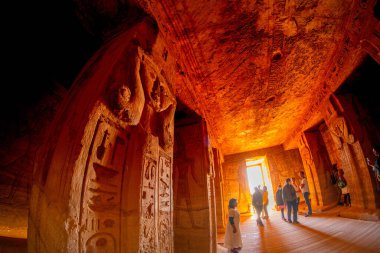 Aswan, Mısır - 23 Aralık 2022 - Ebu Simbel tapınaklarını ziyaret eden turistler Küçük Hathor Tapınağı ve Nefertari