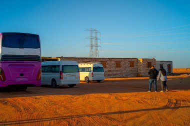 Aswan, Mısır - 23 Aralık 2022 - Aswan-Abu Simbel yolu sahnesi, Ebu Simbel tapınağına giden Aswan 'dan düz yol