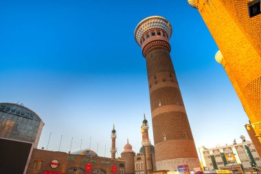 Urumçi, Xinjiang, Çin - 21 Haziran 2024 - Uluslararası Büyük Pazar Sahnesi, İslami kültür, mimari, etnik ticaret ve turizmi birleştirerek dünyanın en büyük pazarı, İslami bir pazar
