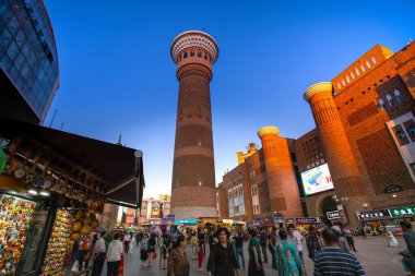 Urumçi, Xinjiang, Çin - 21 Haziran 2024 - Uluslararası Büyük Pazar Sahnesi, İslami kültür, mimari, etnik ticaret ve turizmi birleştirerek dünyanın en büyük pazarı, İslami bir pazar