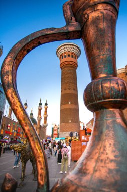 Urumçi, Xinjiang, Çin - 21 Haziran 2024 - Uluslararası Büyük Pazar Sahnesi, İslami kültür, mimari, etnik ticaret ve turizmi birleştirerek dünyanın en büyük pazarı, İslami bir pazar