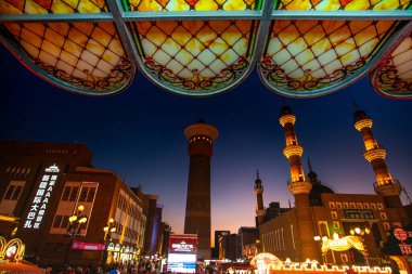 Urumçi, Xinjiang, Çin - 21 Haziran 2024 - Uluslararası Büyük Pazar Sahnesi, İslami kültür, mimari, etnik ticaret ve turizmi birleştirerek dünyanın en büyük pazarı, İslami bir pazar