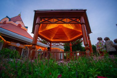 Yining - 22 Haziran 2024 - Liuxing Jie 'nin Sahnesi, veya Six Star Caddesi, altıgen biçimli tarihi sokak entegre turizmi, kültürel sergiler, karakteristik restoranlar ve zanaat işleme