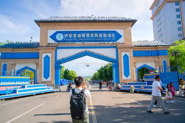 Yining, Ili Kazakistan Özerk Bölgesi, Xinjiang, Çin - 22 Haziran 2024 - Eski Yili kentindeki Kazanqi halk turizmi alanı, neredeyse mavi etnik evi olan halk köyü