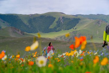 Bortala Moğol Özerk Bölgesi, Xinjiang Uygur Özerk Bölgesi - 23 Haziran 2024 - Sailimu Gölü Sahnesi, ya da Sayram Gölü, Kuzey Tianshan Dağları 'nda bulunan endorheic tatlı su gölü