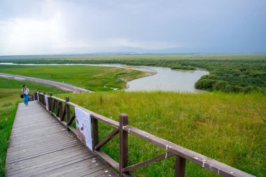 Zhaosu İlçesi, Xinjiang, Çin - 26 Haziran 2024 - Zhaosu Wetland Park Sahne Bölgesi, doğal kaynaklar açısından zengin ve Zhaosu Nehri Havzası 'nda eşsiz bir ekolojik çevreye sahiptir.