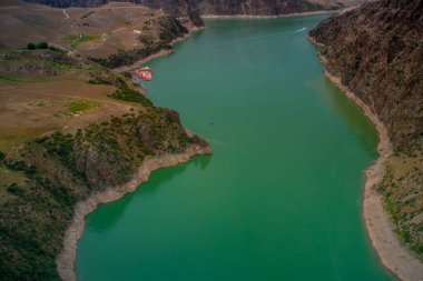 Kuokesu Büyük Kanyonu, Kalajun Çayırı 'nın manzaralı alanlarından biri, yüksek vadiler, düz göller, karla kaplı dağlar, Tekes İlçesi, Ili Kazak Özerk Bölgesi, Xinjiang Bölgesi