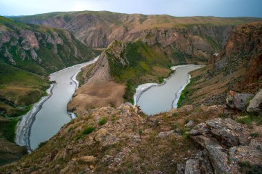 Timsah Körfezi, Kalajun Grassland 'ın manzaralı alanlarından biri, Kuokesu Büyük Kanyonu, Tekes İlçesi, Ili Kazak Özerk Bölgesi, Xinjiang, Çin