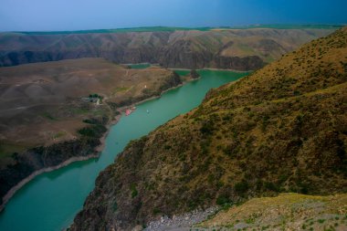 Kuokesu Büyük Kanyonu, Kalajun Çayırı 'nın manzaralı alanlarından biri, yüksek vadiler, düz göller, karla kaplı dağlar, Tekes İlçesi, Ili Kazak Özerk Bölgesi, Xinjiang Bölgesi