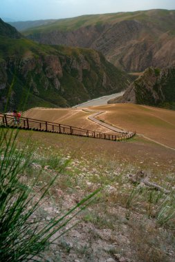 Timsah Körfezi, Kalajun Grassland 'ın manzaralı alanlarından biri, Kuokesu Büyük Kanyonu, Tekes İlçesi, Ili Kazak Özerk Bölgesi, Xinjiang, Çin