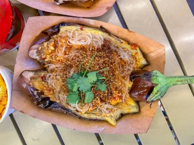 Çin market sokağındaki sokak yiyecekleri