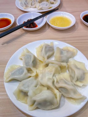 Çin usulü hamur tatlısı çok lezzetli soslarla servis edilir.