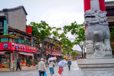 Kunming, Yunnan, Çin - 1 Temmuz 2024 - Büyük pazarı ve önemli ulaşım merkeziyle Kunming turizminin ana tarihi ve kültürel manzaralarından biri olan Guandu Antik Kenti Sahnesi