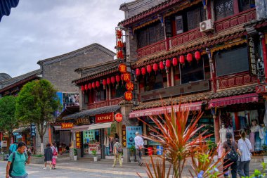 Kunming, Yunnan, Çin - 1 Temmuz 2024 - Büyük pazarı ve önemli ulaşım merkeziyle Kunming turizminin ana tarihi ve kültürel manzaralarından biri olan Guandu Antik Kenti Sahnesi