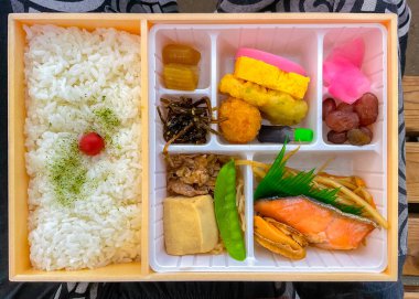 Ekiben, ünlü bir bento kutulu yemek türüdür. Trenlerde ve Japonya 'daki tren istasyonlarında satılır.