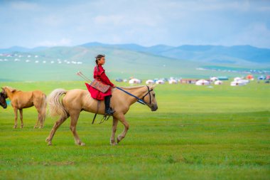 Ulaanbaatar, Moğolistan - 3 Ağustos 2024 - Danshig Naadam ve Khuree Tsam festivalinde yerel elbiseli bir kız ata biniyor