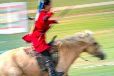 Ulaanbaatar, Moğolistan - 3 Ağustos 2024 - Atlı okçuluk, Danshig Naadam ve Khuree Tsam festivalinin spor oyunlarından biri, Moğolistan 'ın antik dini ve kültürel festivali