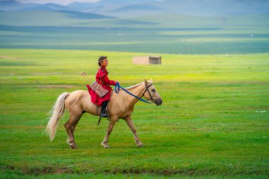 Ulaanbaatar, Moğolistan - 3 Ağustos 2024 - Danshig Naadam ve Khuree Tsam festivalinde yerel elbiseli bir kız ata biniyor