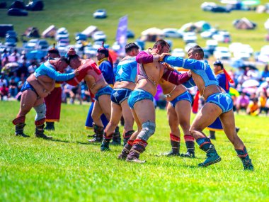Ulaanbaatar, Moğolistan - 4 Ağustos 2024 - Moğol güreş sahnesi, Danshig Naadam ve Khuree Tsam festivalinin spor oyunlarından biri, antik dini ve kültürel Moğolistan festivali