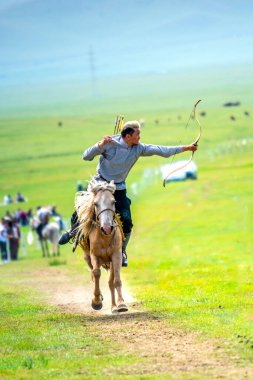 Ulaanbaatar, Moğolistan - 4 Ağustos 2024 - Atlı okçuluk, Danshig Naadam ve Khuree Tsam festivallerindeki spor oyunlarından biri, Moğolistan 'ın antik dini ve kültürel festivali