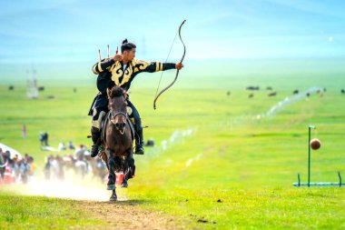 Ulaanbaatar, Moğolistan - 4 Ağustos 2024 - Atlı okçuluk, Danshig Naadam ve Khuree Tsam festivallerindeki spor oyunlarından biri, Moğolistan 'ın antik dini ve kültürel festivali