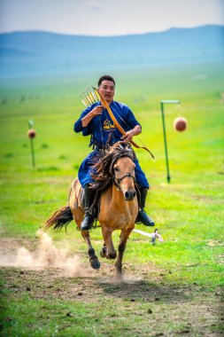 Ulaanbaatar, Moğolistan - 4 Ağustos 2024 - Atlı okçuluk, Danshig Naadam ve Khuree Tsam festivallerindeki spor oyunlarından biri, Moğolistan 'ın antik dini ve kültürel festivali