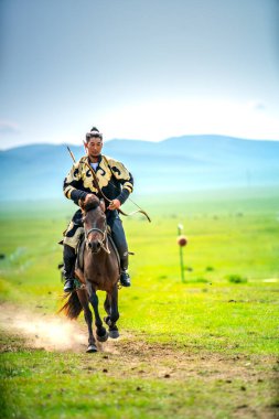 Ulaanbaatar, Moğolistan - 4 Ağustos 2024 - Atlı okçuluk, Danshig Naadam ve Khuree Tsam festivallerindeki spor oyunlarından biri, Moğolistan 'ın antik dini ve kültürel festivali