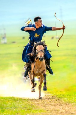 Ulaanbaatar, Moğolistan - 4 Ağustos 2024 - Atlı okçuluk, Danshig Naadam ve Khuree Tsam festivallerindeki spor oyunlarından biri, Moğolistan 'ın antik dini ve kültürel festivali