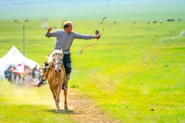 Ulaanbaatar, Moğolistan - 4 Ağustos 2024 - Atlı okçuluk, Danshig Naadam ve Khuree Tsam festivallerindeki spor oyunlarından biri, Moğolistan 'ın antik dini ve kültürel festivali