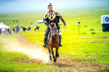 Ulaanbaatar, Moğolistan - 4 Ağustos 2024 - Atlı okçuluk, Danshig Naadam ve Khuree Tsam festivallerindeki spor oyunlarından biri, Moğolistan 'ın antik dini ve kültürel festivali