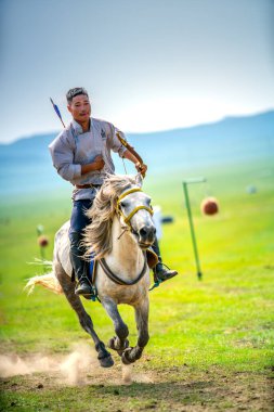Ulaanbaatar, Moğolistan - 4 Ağustos 2024 - Atlı okçuluk, Danshig Naadam ve Khuree Tsam festivallerindeki spor oyunlarından biri, Moğolistan 'ın antik dini ve kültürel festivali