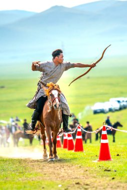 Ulaanbaatar, Moğolistan - 4 Ağustos 2024 - Atlı okçuluk, Danshig Naadam ve Khuree Tsam festivallerindeki spor oyunlarından biri, Moğolistan 'ın antik dini ve kültürel festivali