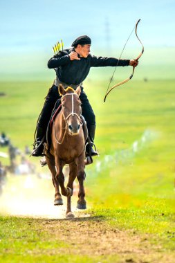 Ulaanbaatar, Moğolistan - 4 Ağustos 2024 - Atlı okçuluk, Danshig Naadam ve Khuree Tsam festivallerindeki spor oyunlarından biri, Moğolistan 'ın antik dini ve kültürel festivali