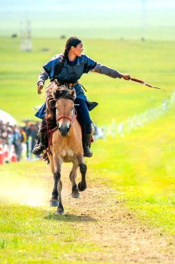 Ulaanbaatar, Moğolistan - 4 Ağustos 2024 - Atlı okçuluk, Danshig Naadam ve Khuree Tsam festivallerindeki spor oyunlarından biri, Moğolistan 'ın antik dini ve kültürel festivali