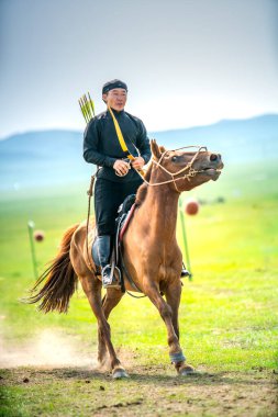 Ulaanbaatar, Moğolistan - 4 Ağustos 2024 - Atlı okçuluk, Danshig Naadam ve Khuree Tsam festivallerindeki spor oyunlarından biri, Moğolistan 'ın antik dini ve kültürel festivali