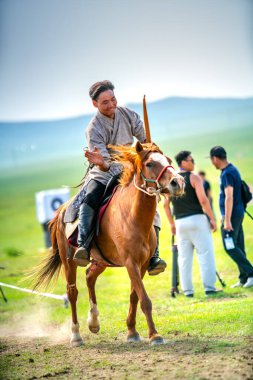 Ulaanbaatar, Moğolistan - 4 Ağustos 2024 - Atlı okçuluk, Danshig Naadam ve Khuree Tsam festivallerindeki spor oyunlarından biri, Moğolistan 'ın antik dini ve kültürel festivali