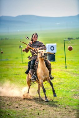 Ulaanbaatar, Moğolistan - 4 Ağustos 2024 - Atlı okçuluk, Danshig Naadam ve Khuree Tsam festivallerindeki spor oyunlarından biri, Moğolistan 'ın antik dini ve kültürel festivali