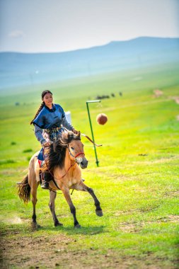 Ulaanbaatar, Moğolistan - 4 Ağustos 2024 - Atlı okçuluk, Danshig Naadam ve Khuree Tsam festivallerindeki spor oyunlarından biri, Moğolistan 'ın antik dini ve kültürel festivali