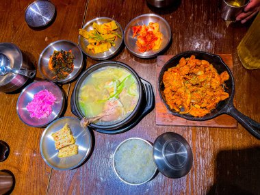 Yemekte Kore yemeği var.