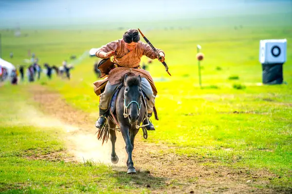 Ulaanbaatar, Moğolistan - 4 Ağustos 2024 - Atlı okçuluk, Danshig Naadam ve Khuree Tsam festivallerindeki spor oyunlarından biri, Moğolistan 'ın antik dini ve kültürel festivali