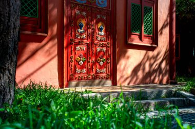 Gandantegchinlen Manastırı, Ulaanbaatar, Moğolistan 'daki Dzuu Tapınağı' nın süslü kapısı.