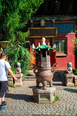 Gandantegchinlen Manastırı, Ulaanbaatar 'da bir Budist manastırı olan Gandan Manastırı olarak da bilinir ve Moğolistan' da Budizm 'in merkezidir.