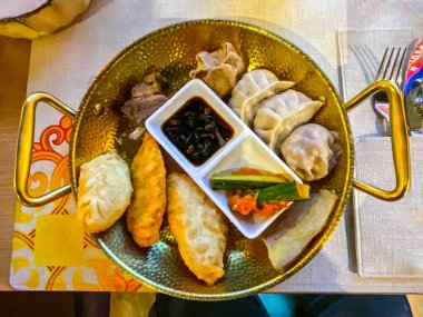 Khuushuur, kıyma, koyun eti ya da deve dolması şeklinde ikiye katlanmış bir buğday un çemberi ve Moğolistan 'da popüler bir etli börek.