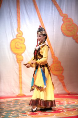 Ulaanbaatar, Moğolistan - 5 Ağustos 2024 - Moğolistan 'da turizmin ilgi odağı olan geleneksel Ulaanbaatar Müzik ve Dans Sahnesi