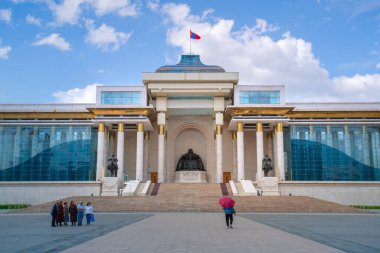 Ulaanbaatar, Moğolistan - 5 Ağustos 2024 - Devlet Sarayı olarak da bilinen Devlet Sarayı Sahnesi, Sukhbaatar Meydanı 'nın kuzey tarafında yer alıyor.