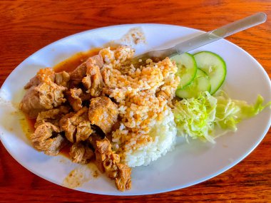 Et ve sebzeli Moğol usulü pirinç.