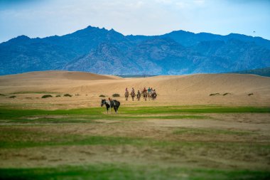 Gobi Çölü, Çin 'in kuzeyinde ve Moğolistan' ın güneyinde yer alan büyük, soğuk bir çöl ve çayır bölgesi.